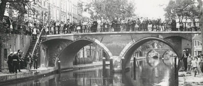 501747 Afbeelding van een gebeurtenis met veel omstanders bij de Hamburgerbrug over de Oudegracht te Utrecht.